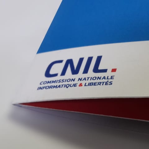 CNIL : Refonte du logo pour améliorer la lisibilité de la baseline et conserver une touche tricolore - Nouvelle ligne graphique pour les éditions - Agence Linéal